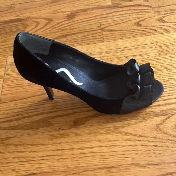 Nina black velvet stiletto heels with satin ruffles over toe bed, sz 8M like new - Picture 2 of 3
